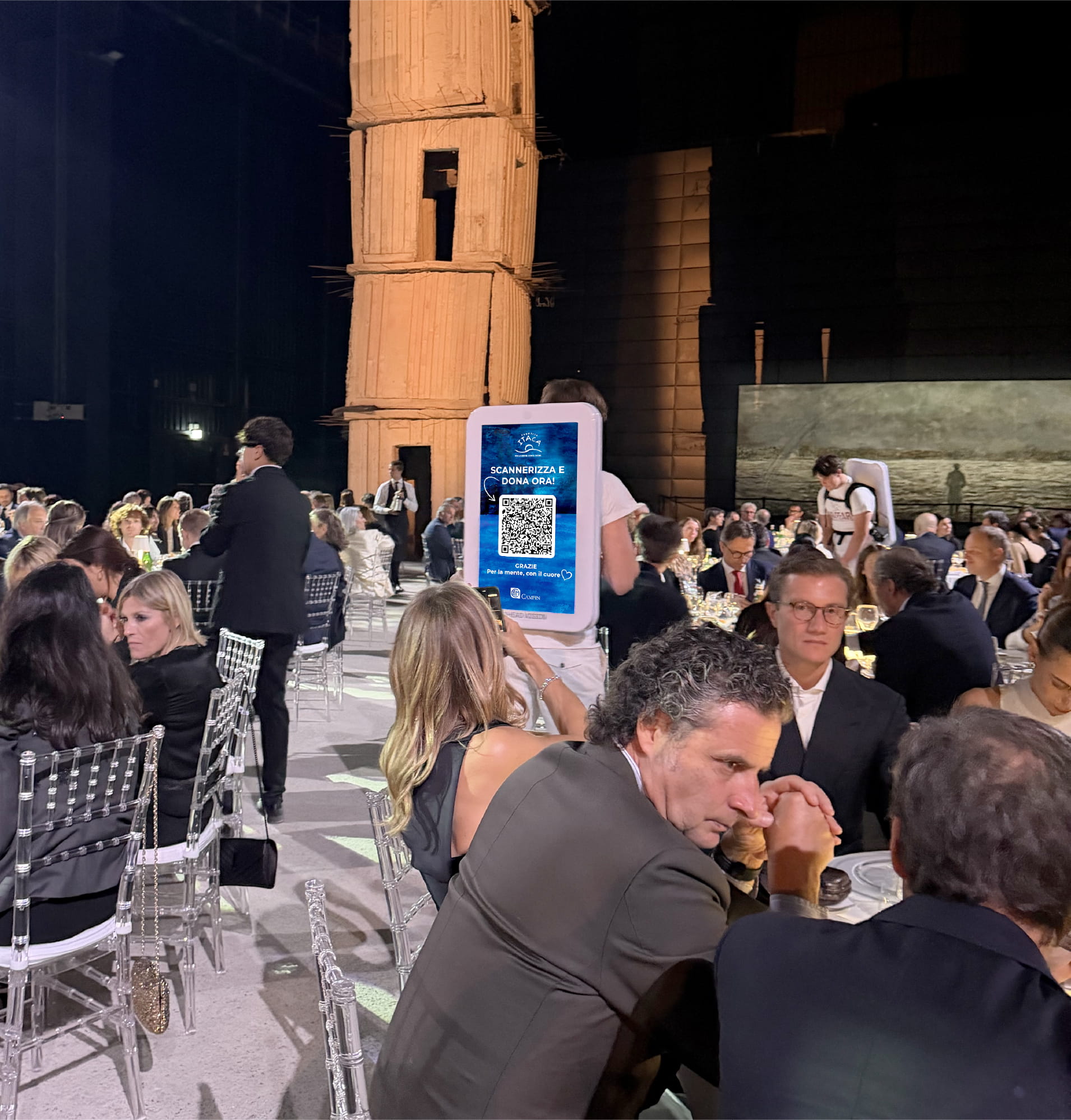 Zaino pubblicitario mentre viene scannerizzato