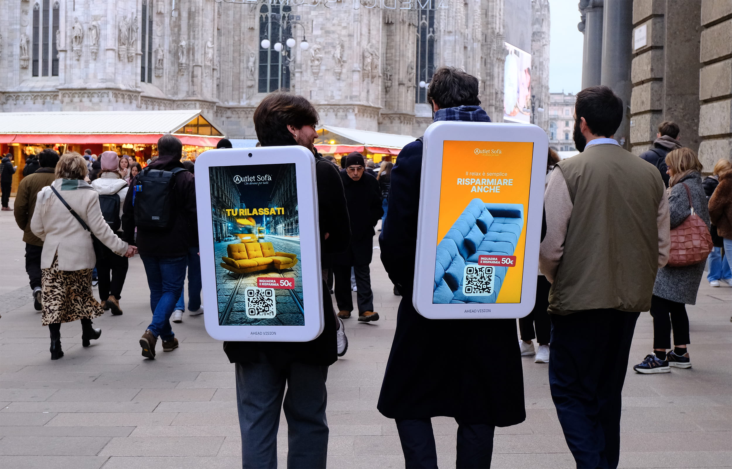 Zaini pubblicitari di Ahead per la campagna di Autlet Sofà