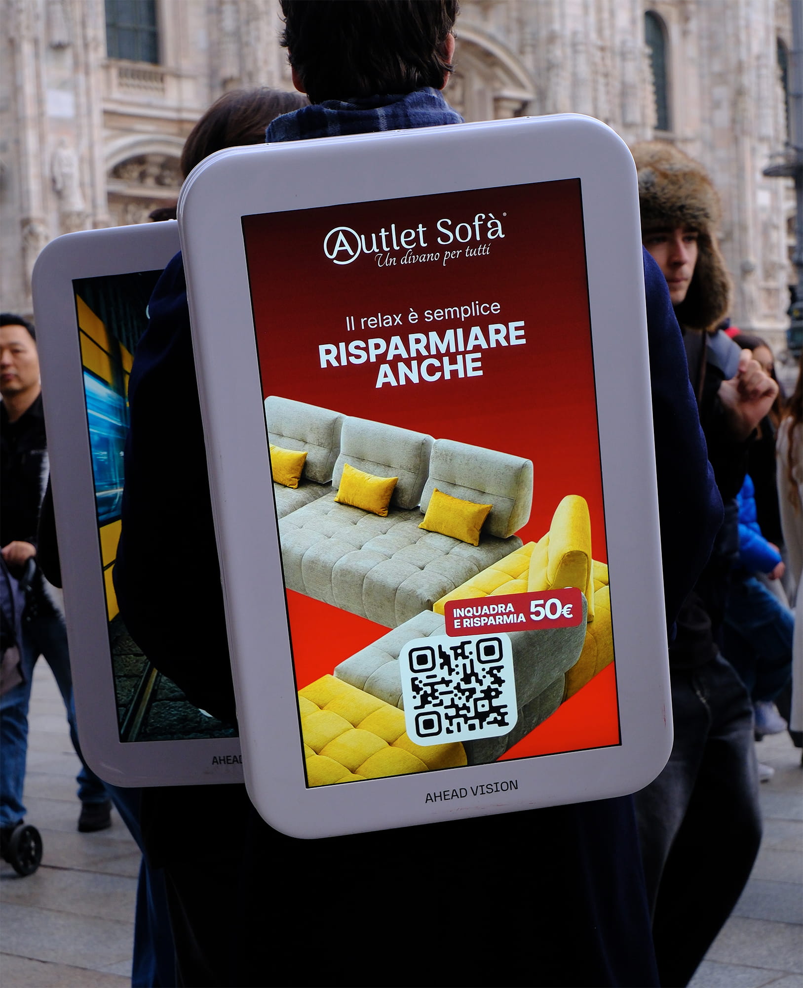 Zaini pubblicitari di Ahead per la campagna di Autlet Sofà in Duomo