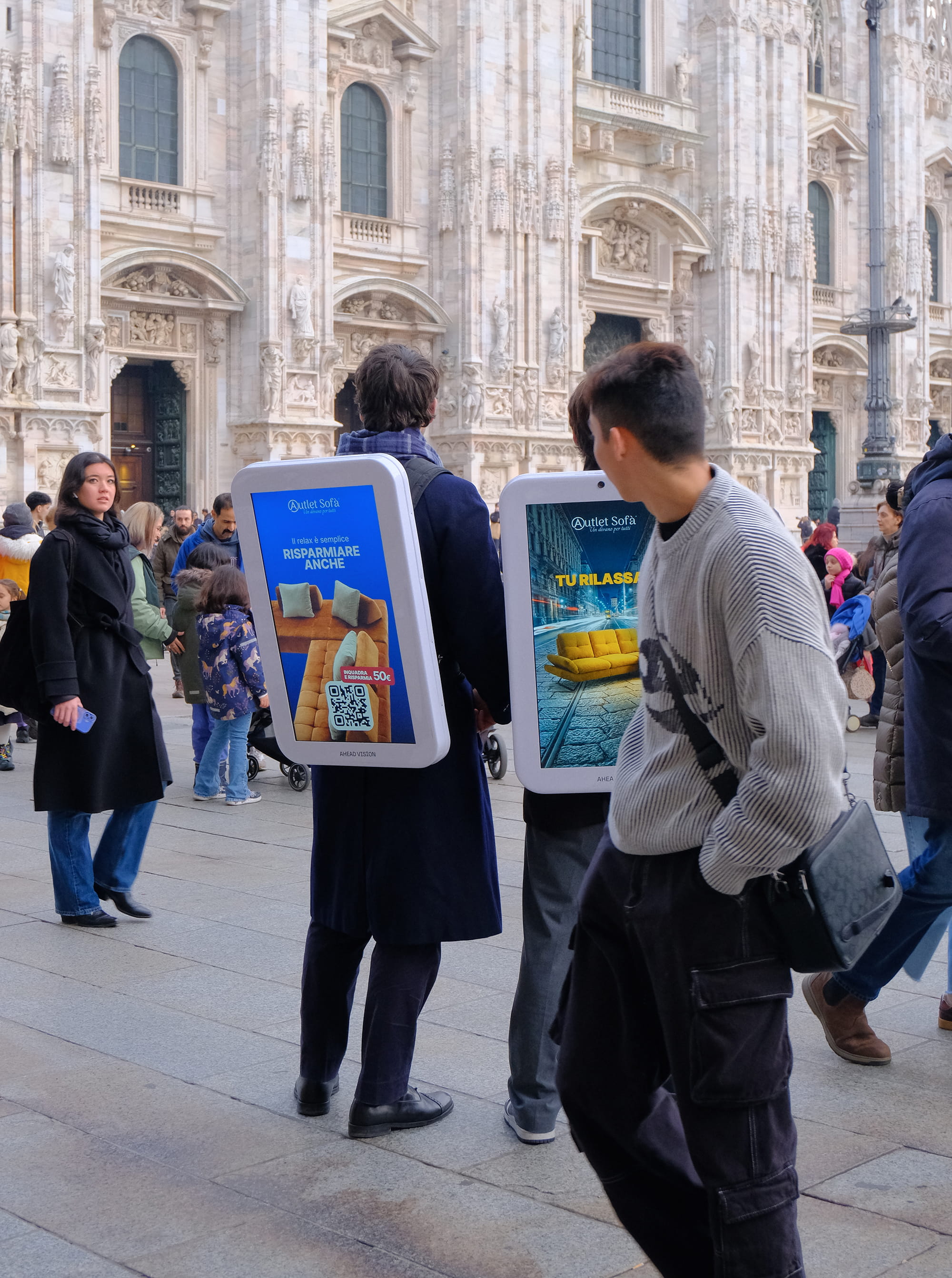 Zaini pubblicitari di Ahead in piazza Duomo per la campagna di Autlet Sofà