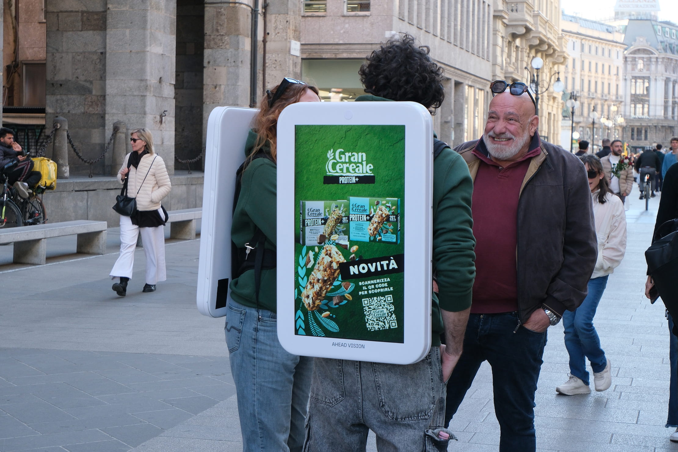 Zaino pubblicitario di Ahead Vision con una persona sorridente