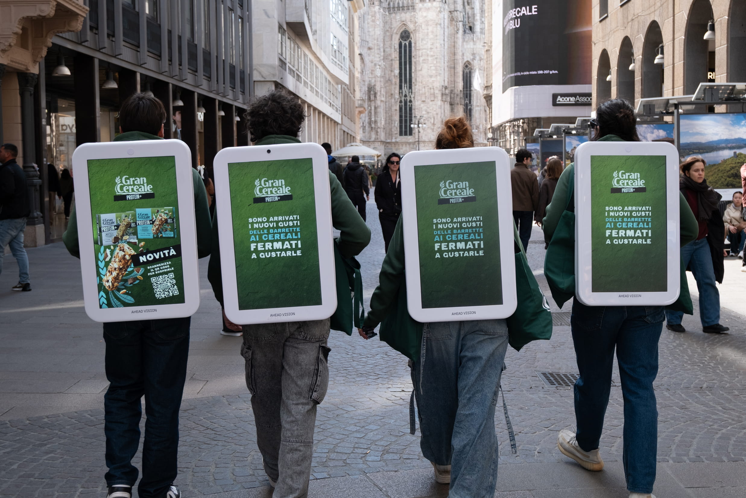 Walker di Ahead Vision che camminano con lo zaino pubblicitario in piazza Duomo
