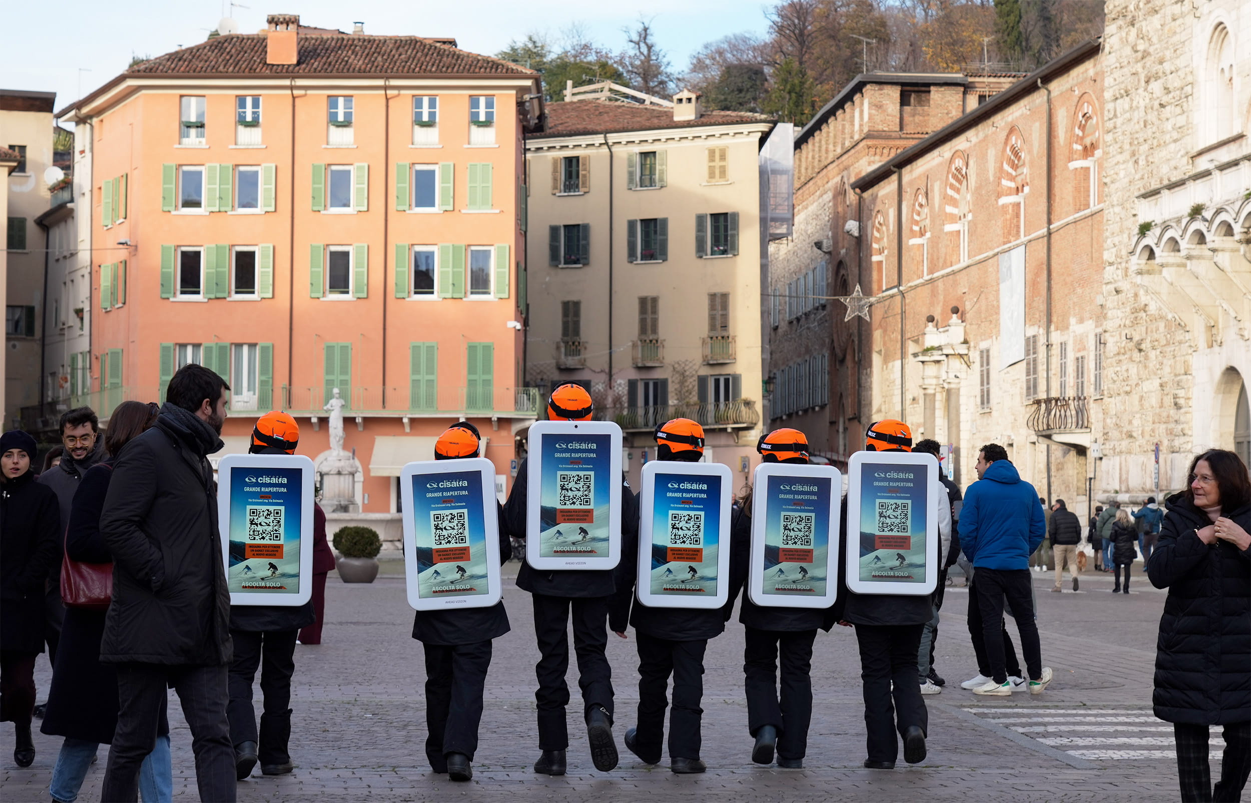 Sei schermi di Ahead Vision che camminano tra le persone