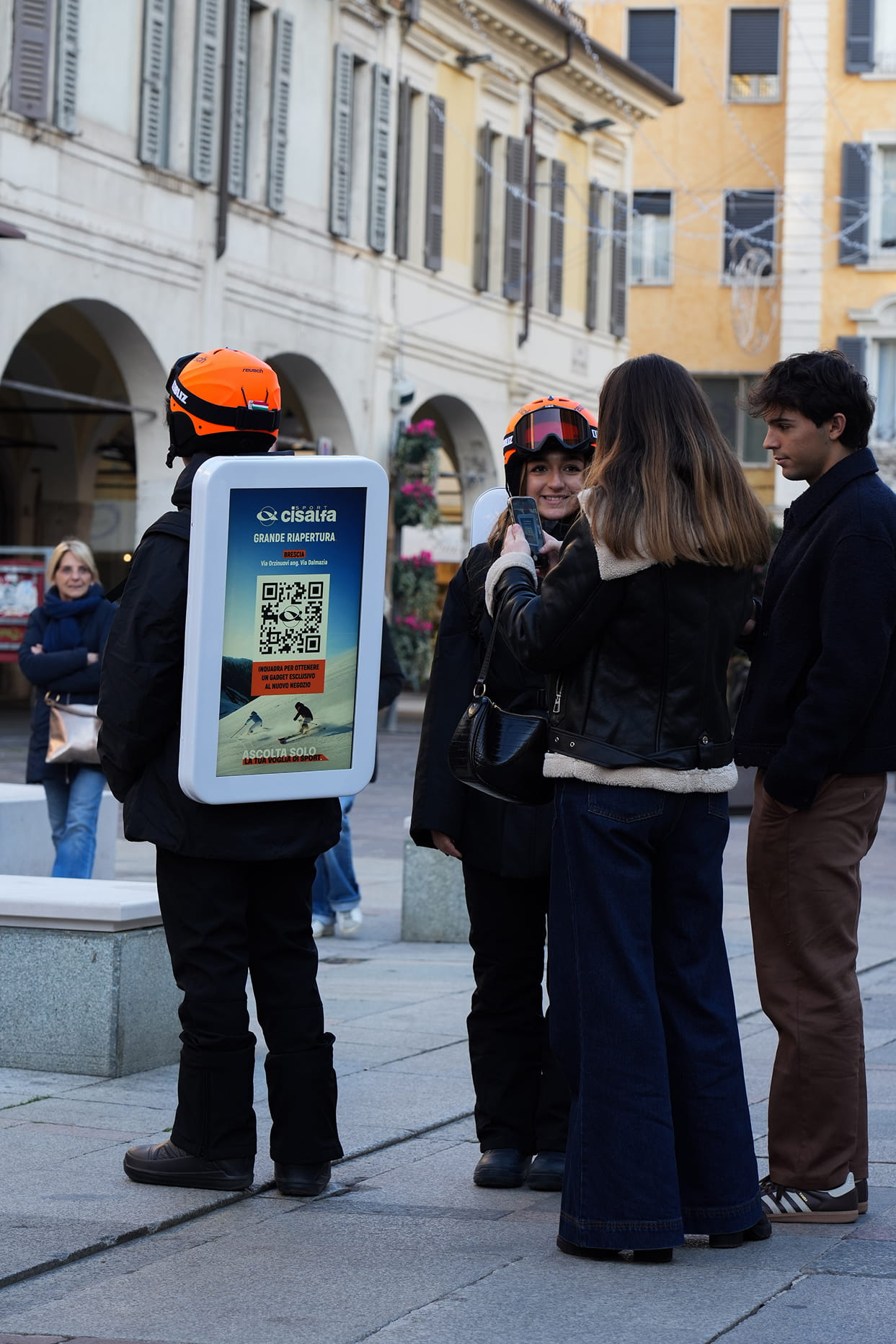 Schermo Ahead VIsion con 2 persone che scannerizzano la campagna di CIsalfa
