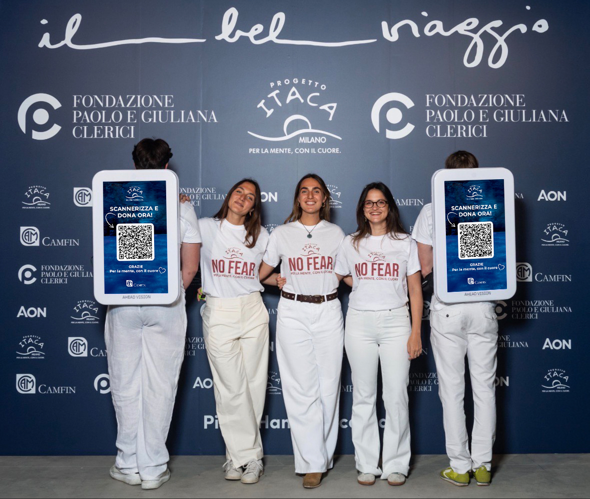 Zaini pubblicitari di Ahead Vision con i volontari di progetto Itaca