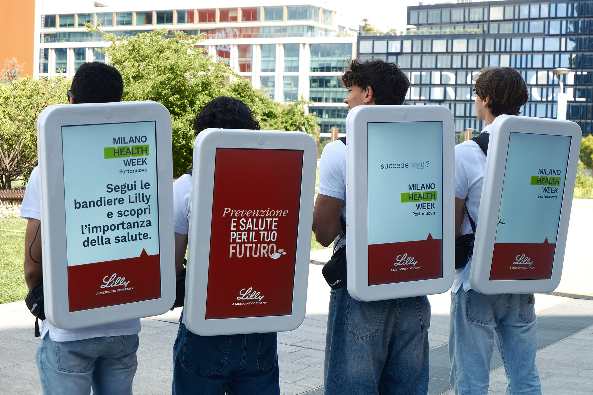 4 Zaini pubblicitari di Ahead Vision durante la Milano Health Week, per una campagna di Eli Lilly