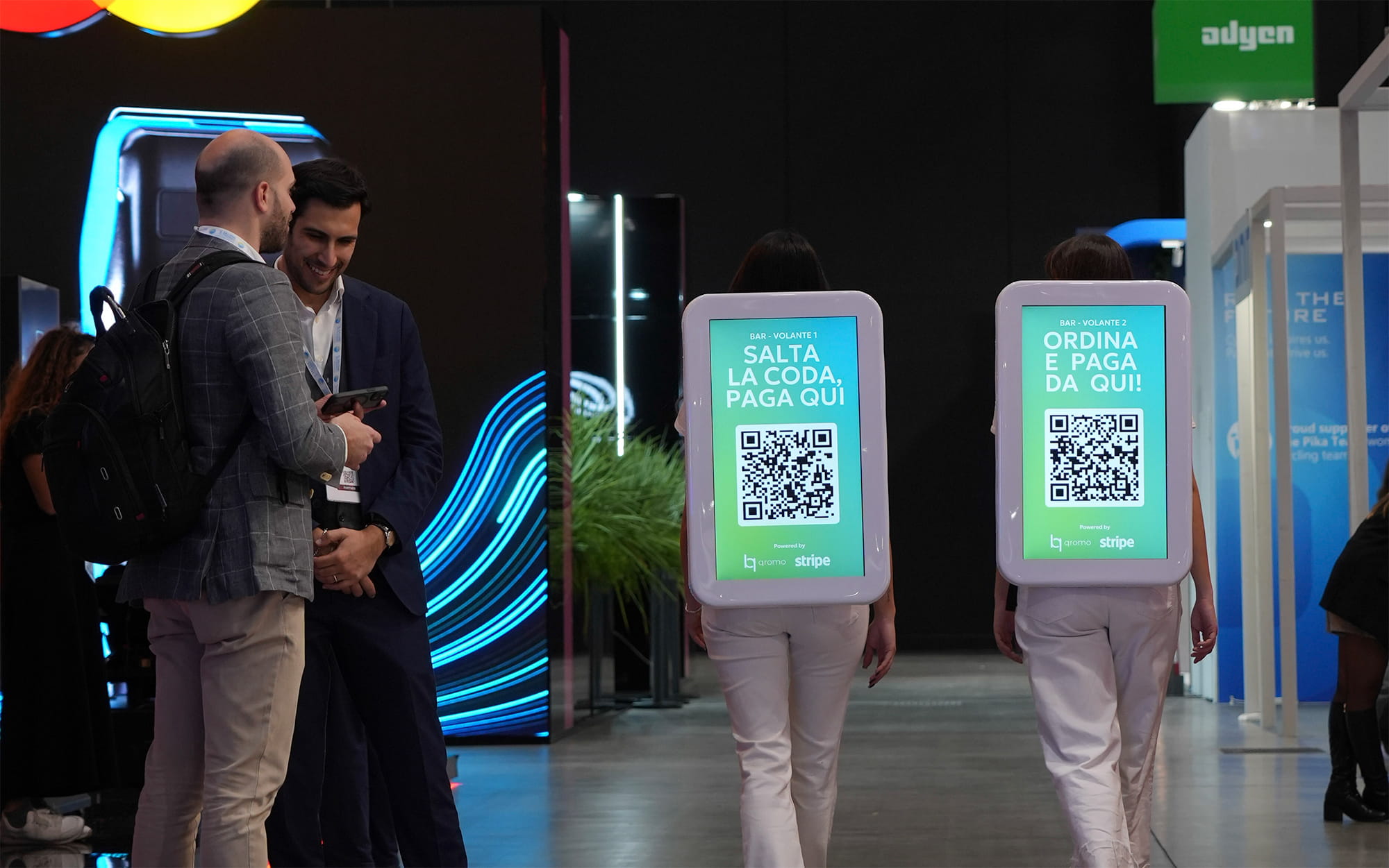 Zaini pubblicitari di Ahead Vision all'interno del Salone dei Pagamenti