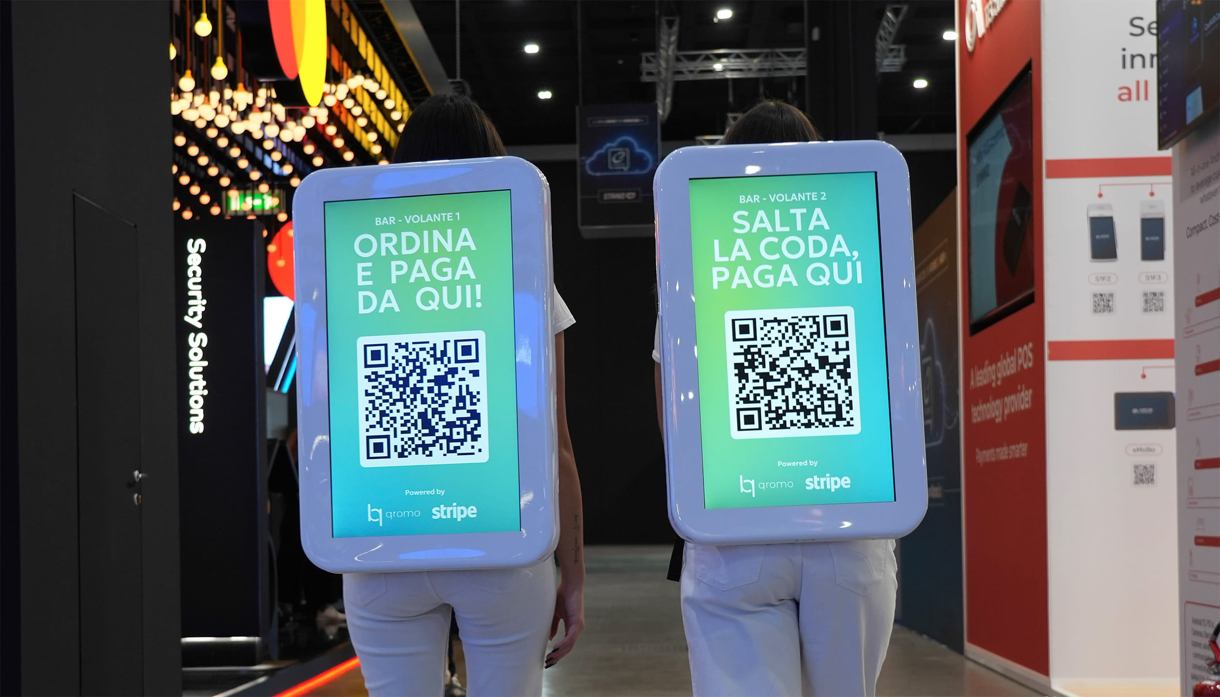 Zaini pubblicitari di Ahead Vision all'interno del Salone dei Pagamenti