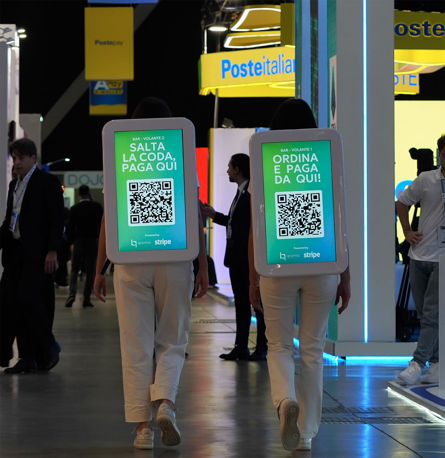 Zaini pubblicitari di Ahead Vision all'interno del Salone dei Pagamenti