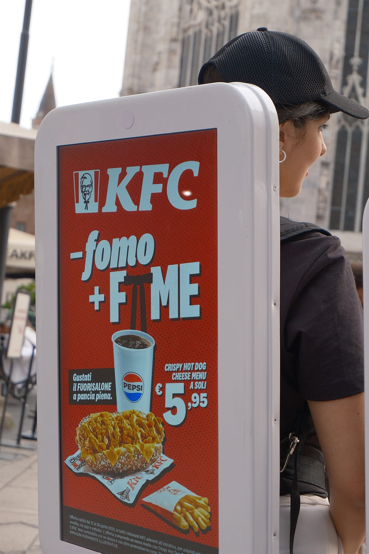 Zaini pubblicitari di Ahead Vision in Duomo a Milano con la campagna di KFC