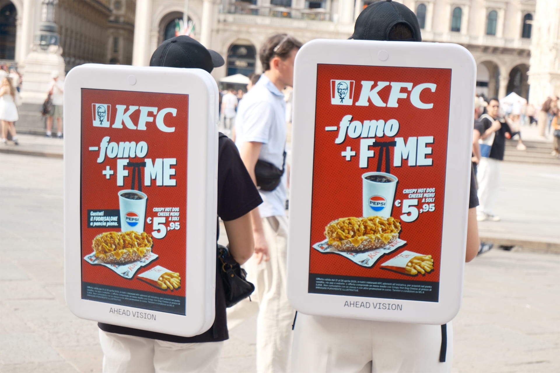 Zaino pubblicitario in piazza Duomo con la campagna di KFC